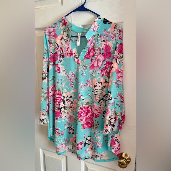 Dear Scarlett Floral 3/4 Length Sleeve Top - Picture 3 of 4